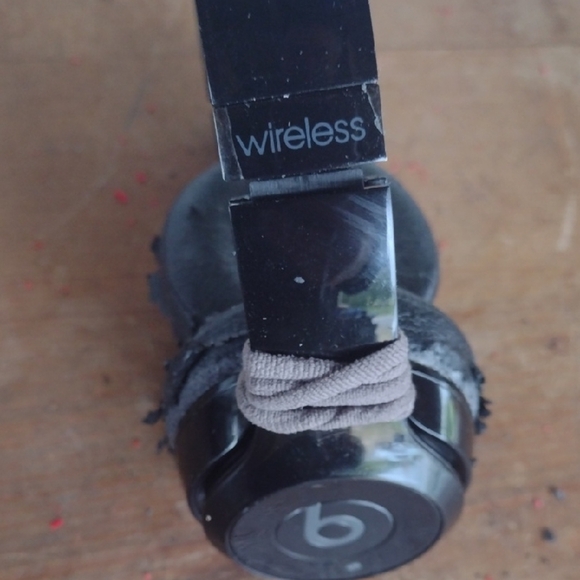 Beats Black Wireless Headphones - Picture 1 of 3
